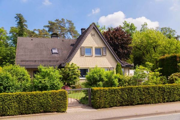 Haus Frontalansicht - Weiß, Modern mit Gartenanlage 